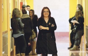 La profesora Victoria Martín en el pasillo de la Escuela de Magisterio del Campus Viriato. 