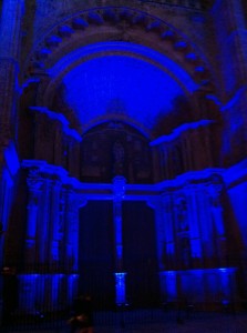 Portal de la Catedral de Palma de Mallorca iluminado de azul