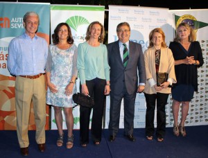 Álvaro Basa, director territorial de Fundación Konecta; Lola Blanco-Morales, presidenta del Club Náutico Sevilla; Mercedes Molina, presidenta de la Asociación Autismo Sevilla; Juan Ignacio Zoido, alcalde de Sevilla; Beatriz Alcázar y Lola Cano, de Unicaja. Foto: Victoria Ramirez