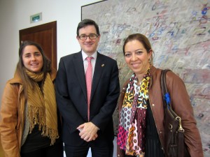 El consejero Iribas, flanqueado por Paula Rodríguez (izda) y Amaya Áriz (dcha). Foto: Diario de Navarra