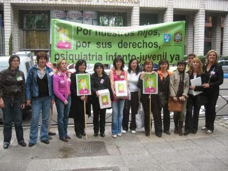 Los creadores de la plataforma. Vicen Soto, Ana Medina, Lola Palomino, Mª del Pilar Camacho, Elena Alonso, Belén Martínez, Kelly González, Mª Jesús Calvo, Mª Carmen Monleón, Goizalde Tovar, Margarita Nuevo y Beatriz Ibarburu (esta última fallecida).