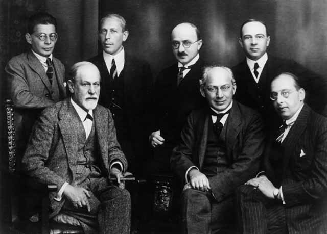 Freud y otros psicoanalistas en 1922. De izquierda a derecha sentados: Sigmund Freud, Sándor Ferenczi y Hanns Sachs. De pie: Otto Rank, Karl Abraham, Max Eitingon y Ernest Jones.