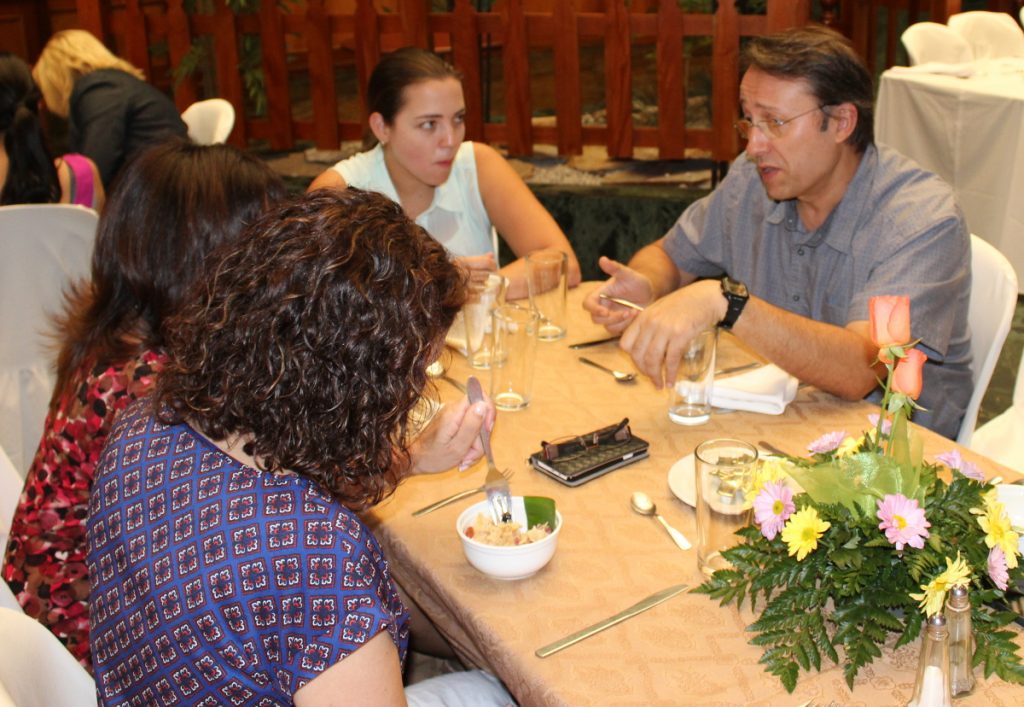 Ni comiendo se para de conversar sobre autismo