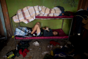Unos menores descansan en unas literas en el albergue La Gran Familia en Zamora, estado de Michoacán, México, el jueves 17 de julio de 2014. La policía y el ejército allanaron el martes el lugar ante denuncias de maltratos, abusos sexuales y condiciones insalubres del albergue. (AP Foto/Rebecca Blackwell)