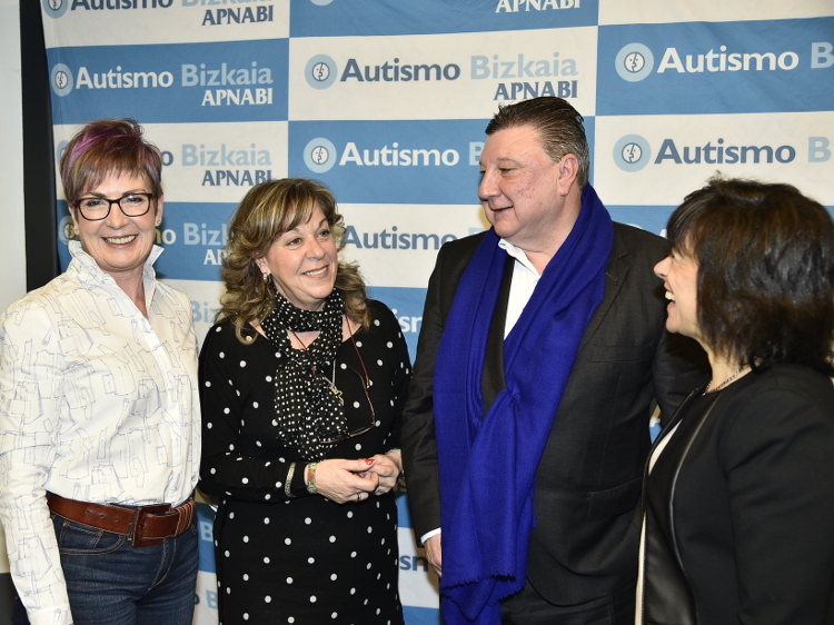 De izquierda a derecha: Mª Cruz Hernández, madre de un joven con Síndrome de Asperger. Eguzkiñe Etxabe, responsable del área educativa de APNABI Autismo Bizkaia y directora del Colegio Aldamiz de Educación Especial. Mikel Pulgarin, presidente de APNABI Autismo Bizkaia. Montserrat Clavero, responsable del área de consultas de APNABI Autismo Bizkaia.