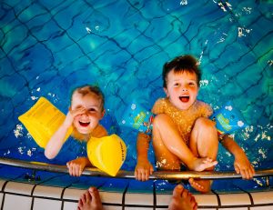 juego en la piscina